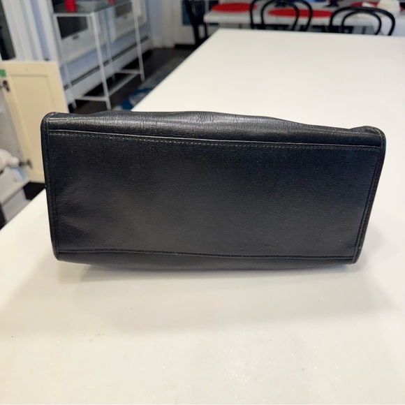 Tommy Hilfiger Black LEATHER Shoulder Bag W/ Gold Hardware Excellent Condition - Picture 4 of 13